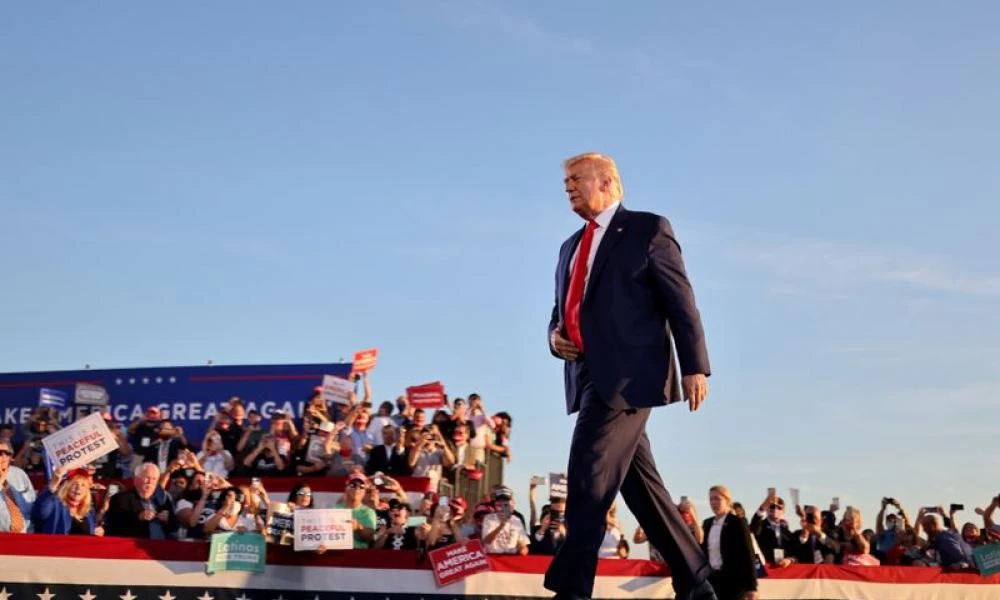 Πρόθυμος ο Τραμπ να "βάλει το χέρι στην τσέπη" για τον προεκλογικό του αγώνα